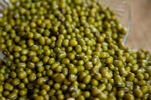 Preparing the mung beans will take some time. Prepare them in advance.